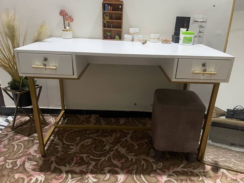 Table | Golden & White 1