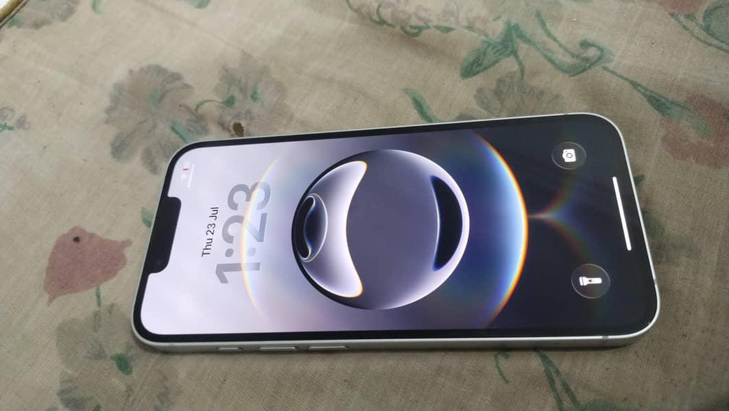 Apple iPhone 16e 1