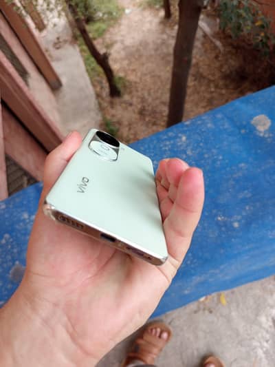 Vivo V40e lush 10 by 10 condition 8+8b256