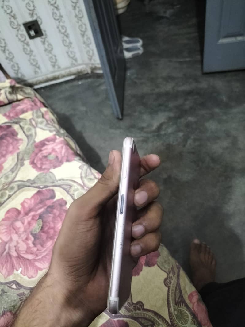 Apple iPhone 7 3