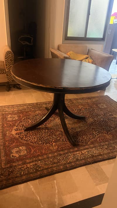 Round dining table