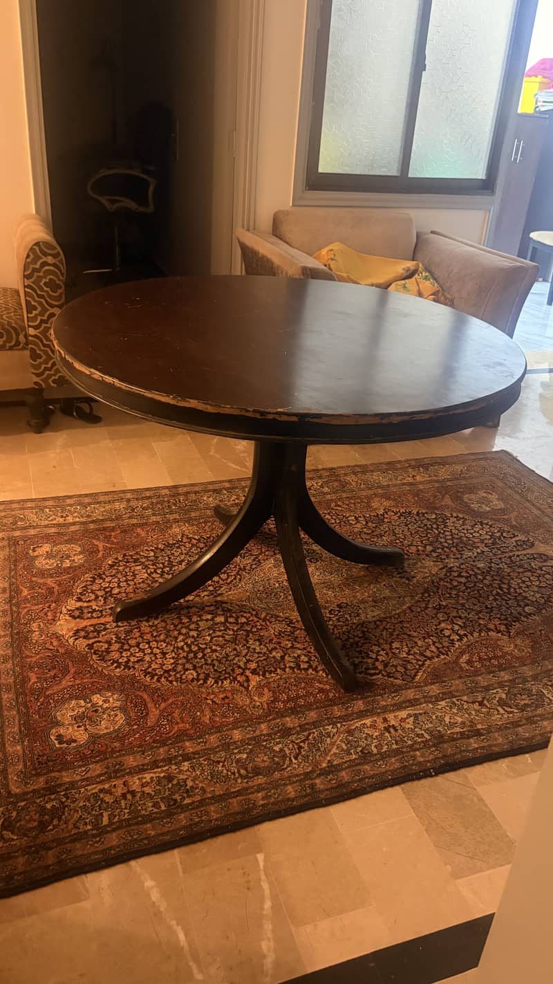 Round dining table 0