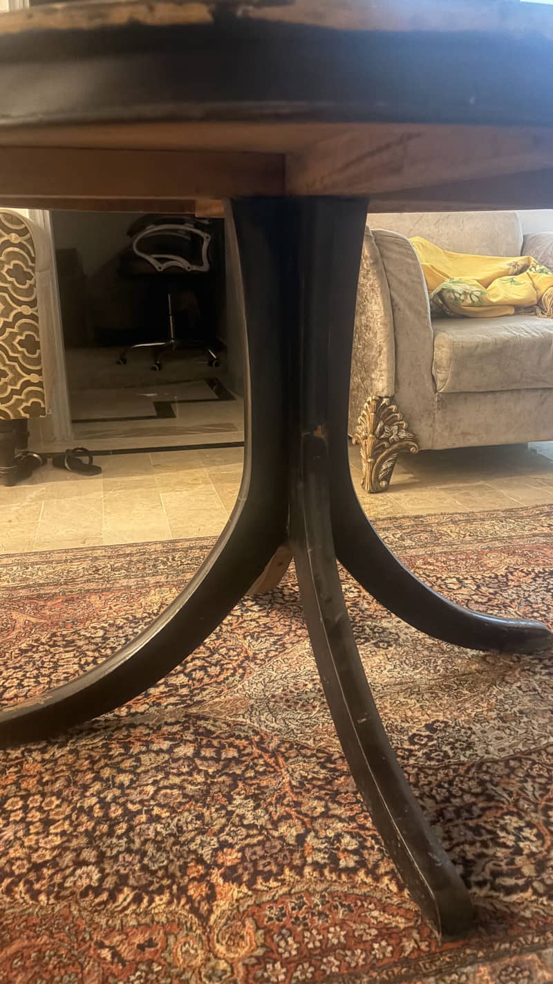 Round dining table 1