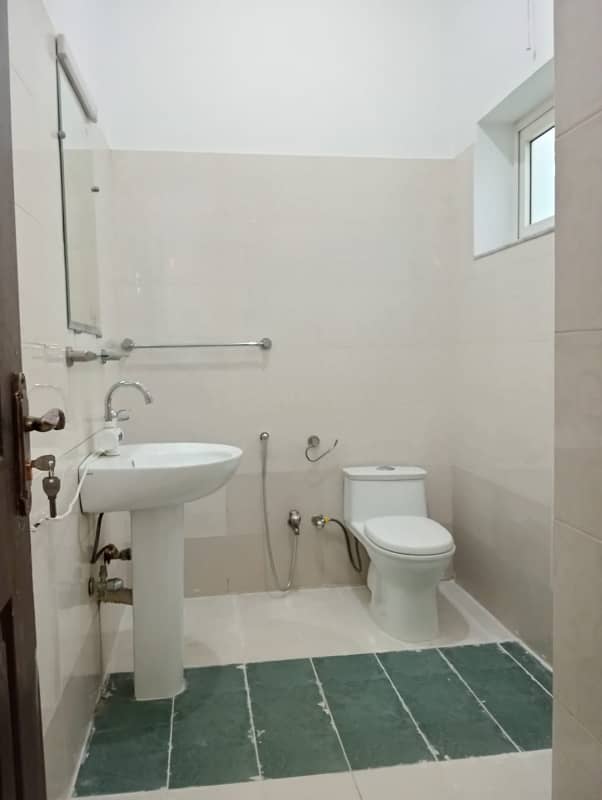 E11 Nice Upper 3 Bed Portion 11
