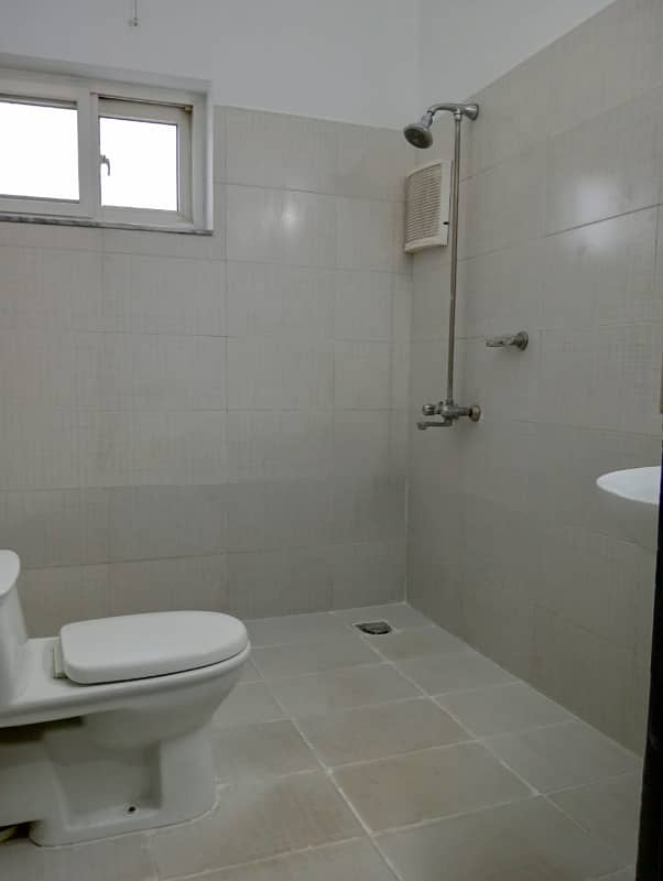 E11 Nice Upper 3 Bed Portion 13