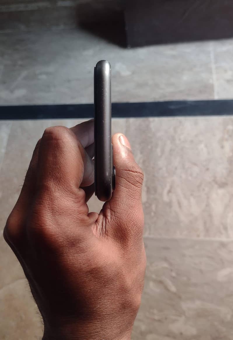 Apple iPhone 11 4