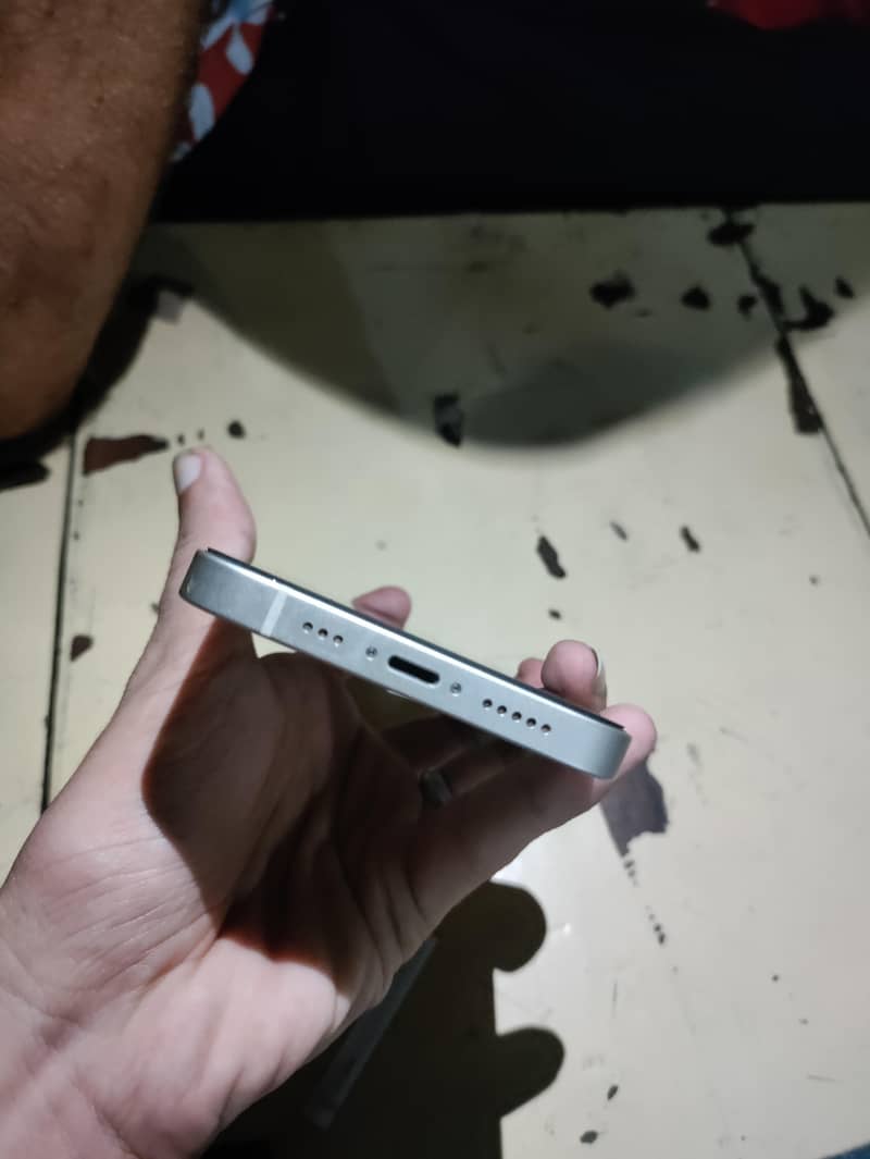 Apple iPhone 13 2