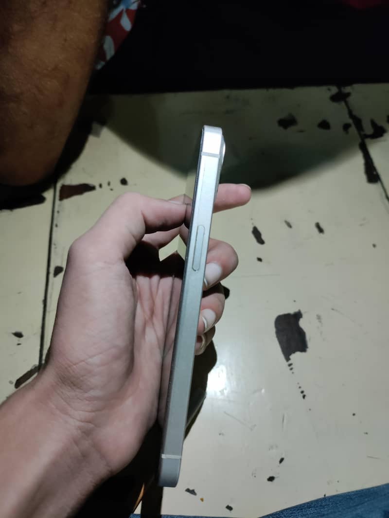 Apple iPhone 13 4