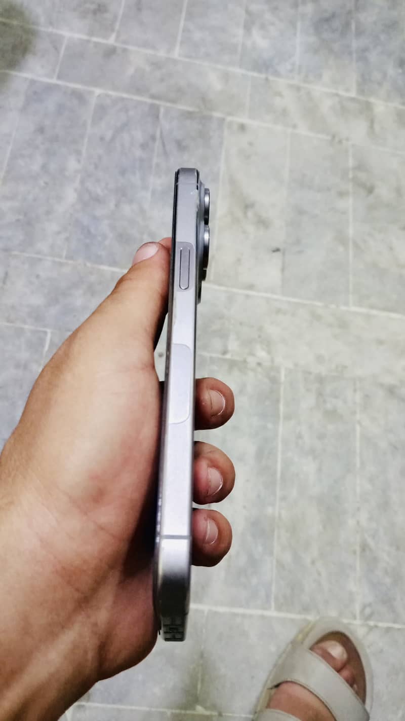 Apple iPhone 15 Pro Max 2