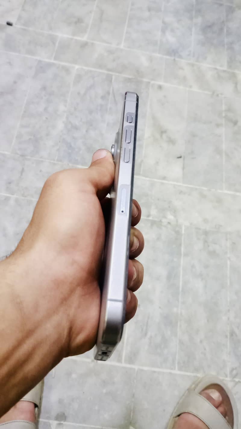 Apple iPhone 15 Pro Max 3