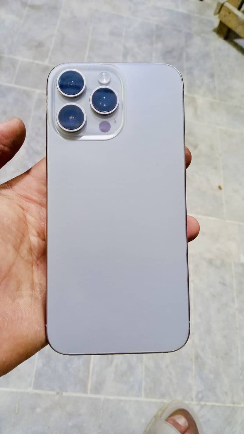 Apple iPhone 15 Pro Max 4
