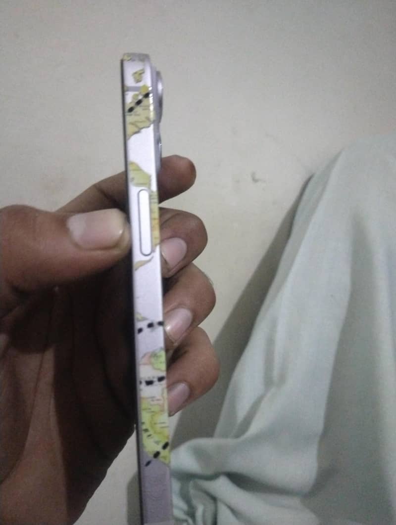 Apple iPhone 14 3