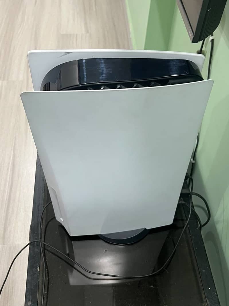 PS5 with one controller 1