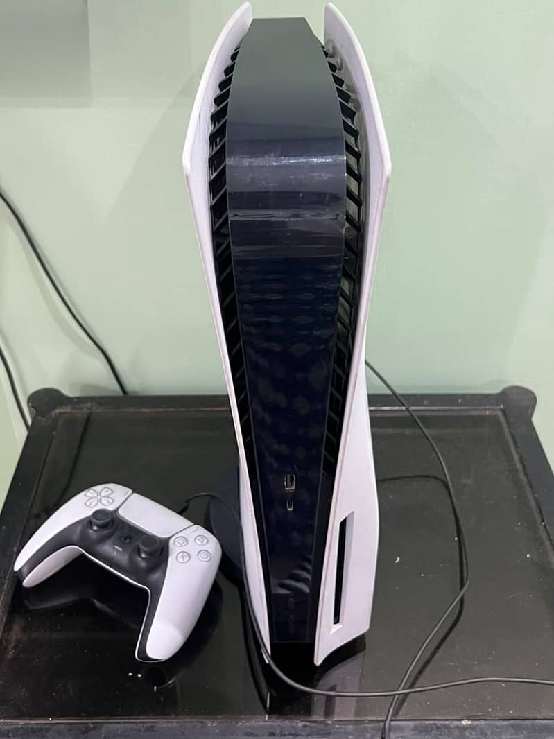 PS5 with one controller 5