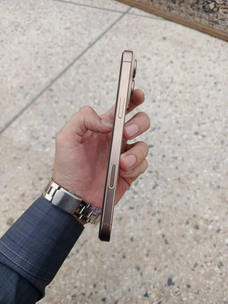 iPhone 16 Pro Max 5