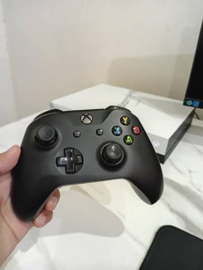 Xbox one x 500gb + 1 controller