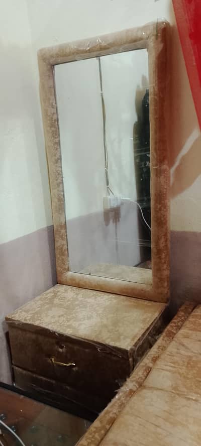 mirror single side table. (ONE)