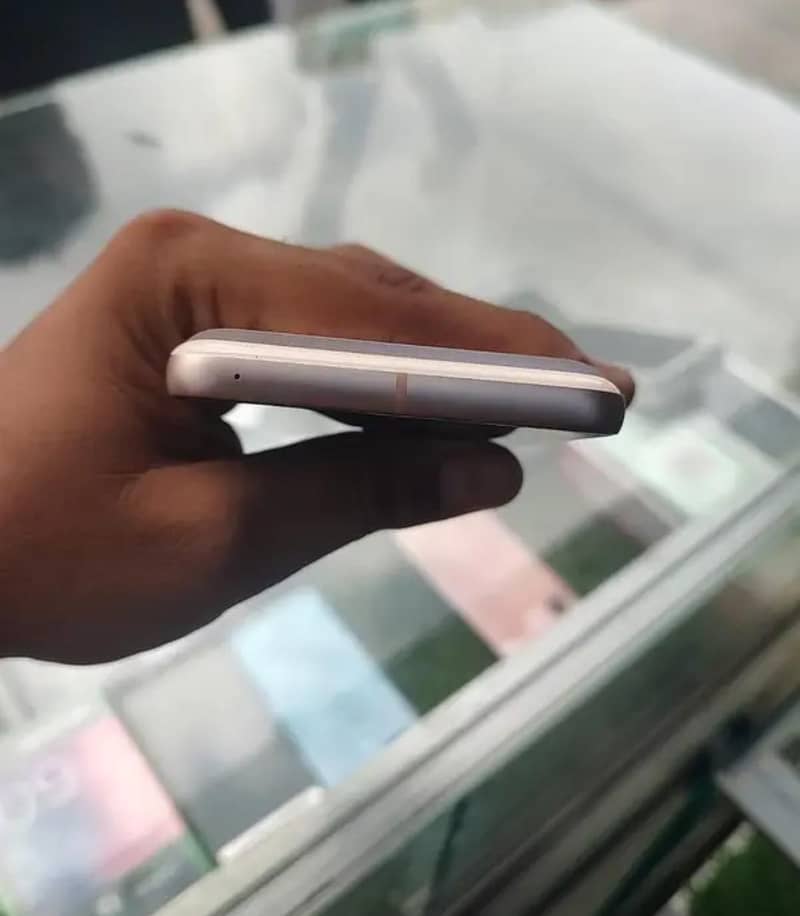 Google Pixel 8 4