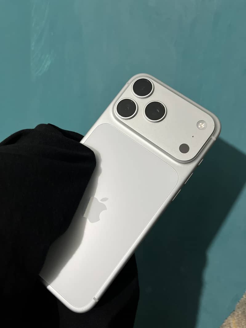 Apple iPhone 17 Pro Max 3