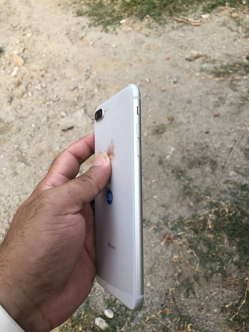 Apple iPhone 8 Plus 3