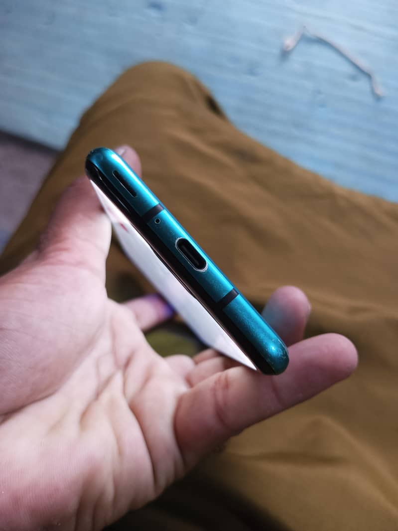 Sharp Aquos R3 4
