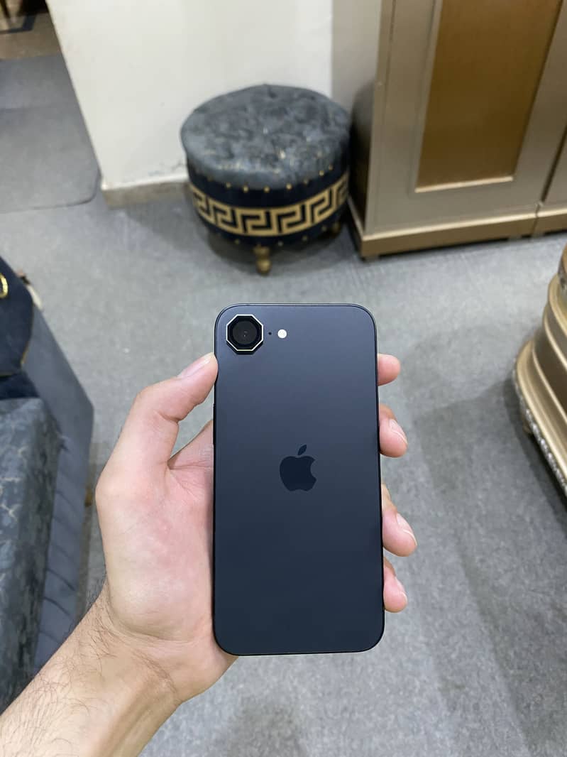 Apple iPhone 16e 1