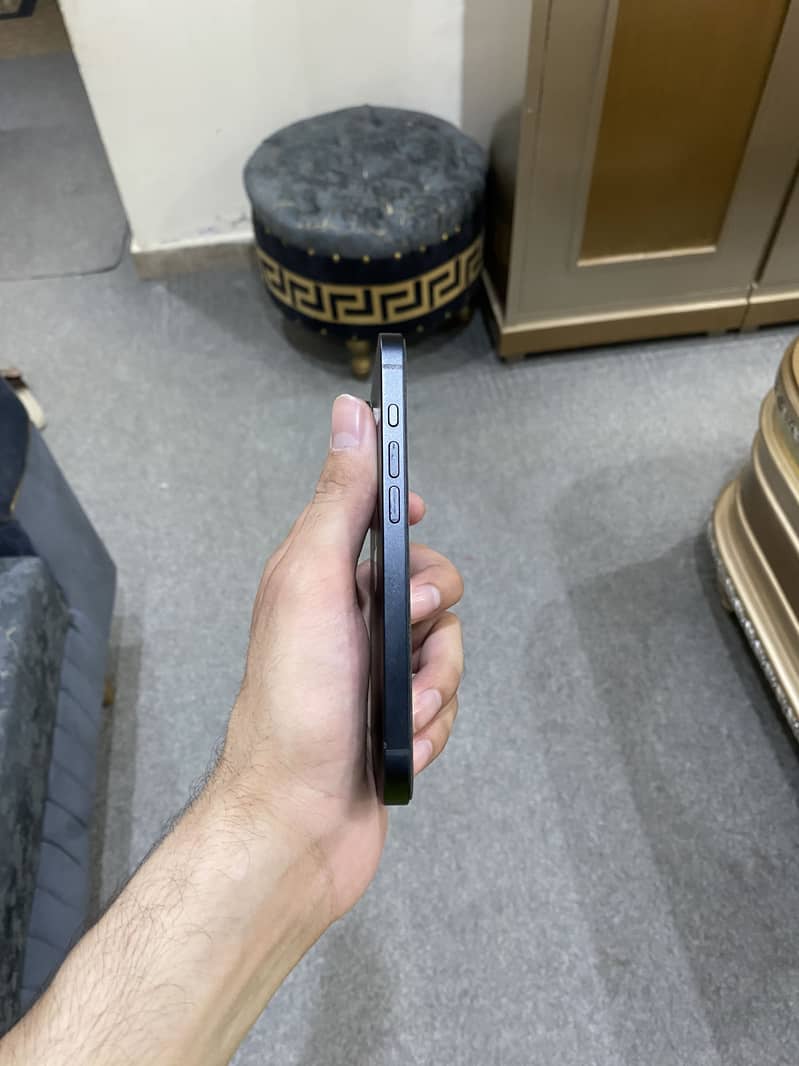 Apple iPhone 16e 2