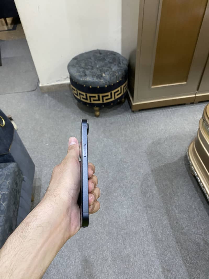 Apple iPhone 16e 3