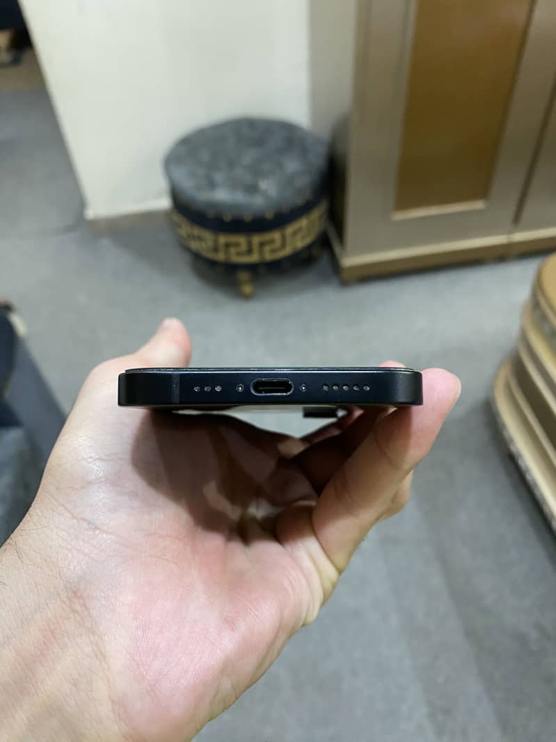 Apple iPhone 16e 4