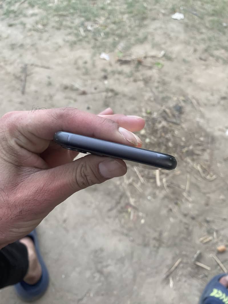 iPhone 11 4