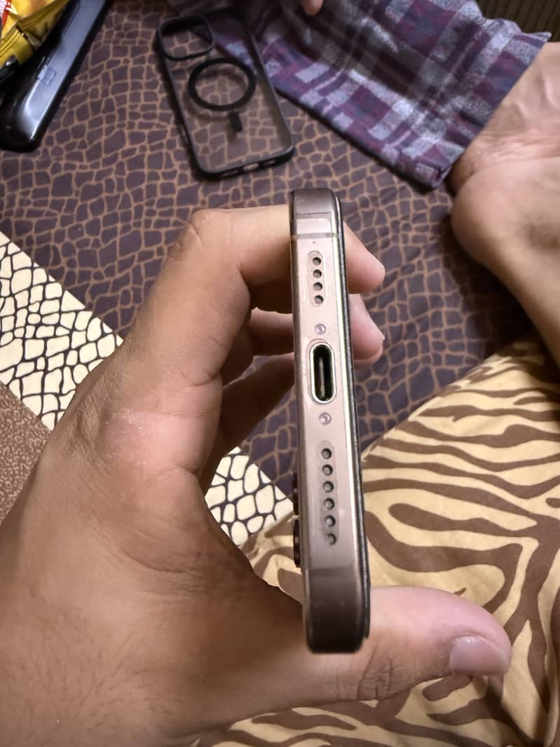 Apple iPhone 16 Pro Max 0