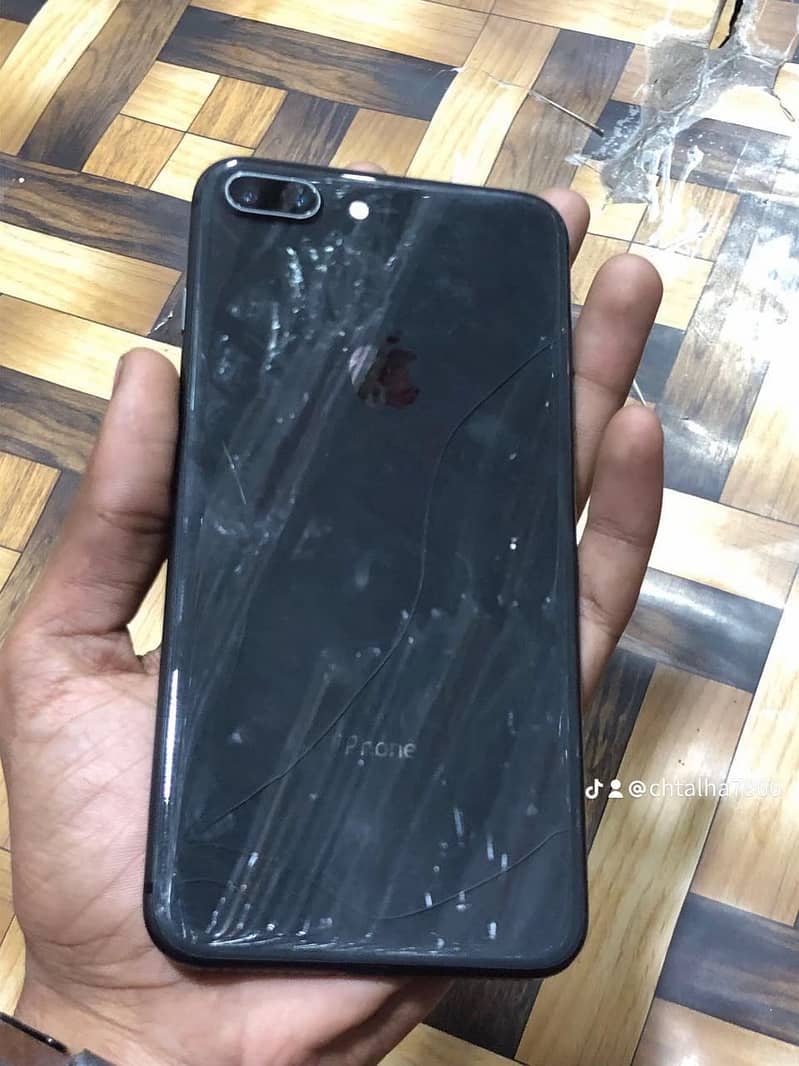 Apple iPhone 8 Plus 3