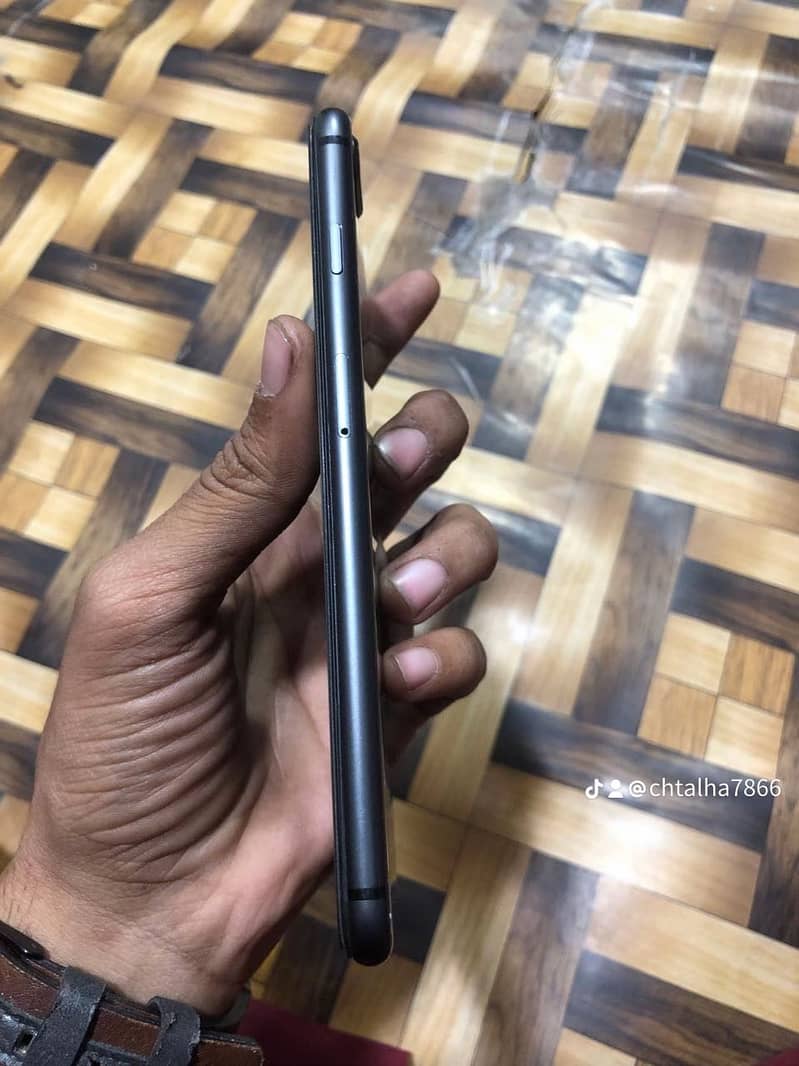 Apple iPhone 8 Plus 4