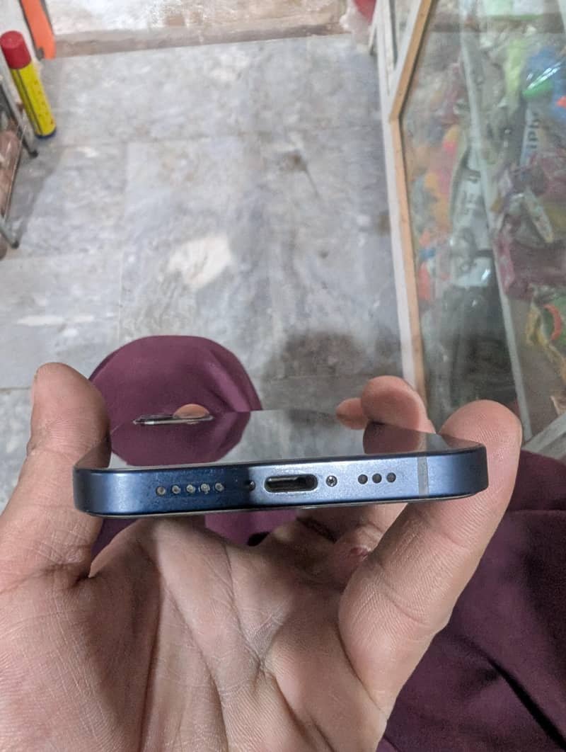 Apple iPhone 12 4