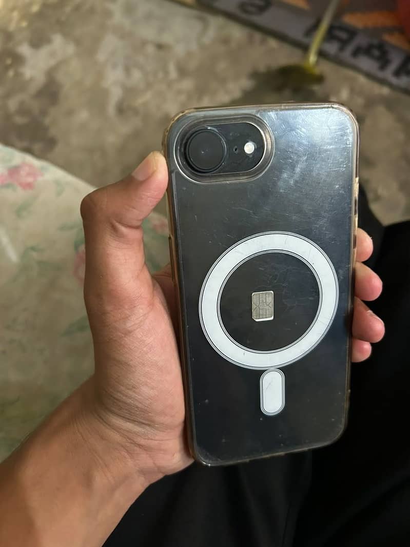 Apple iPhone 16e 1