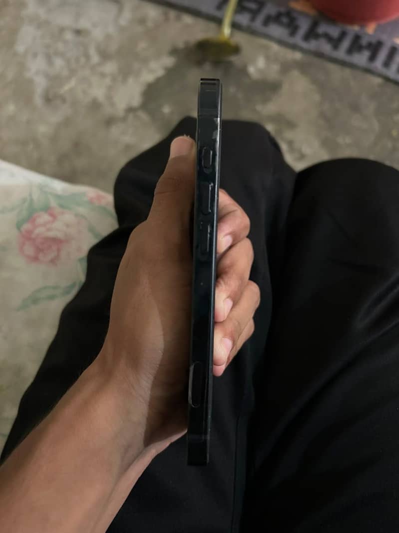 Apple iPhone 16e 3