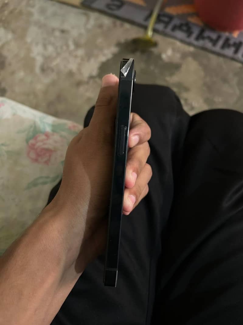 Apple iPhone 16e 4