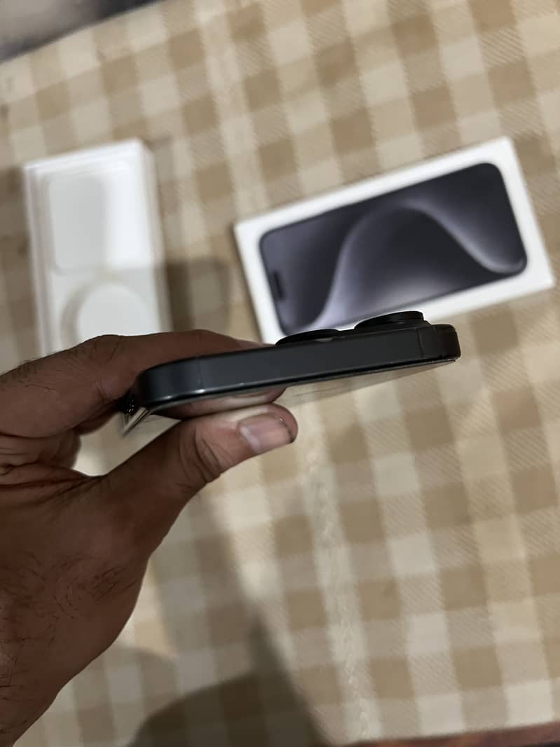 iPhone 15 Pro Max 4