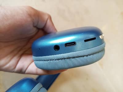 Bluetooth headphones with wires