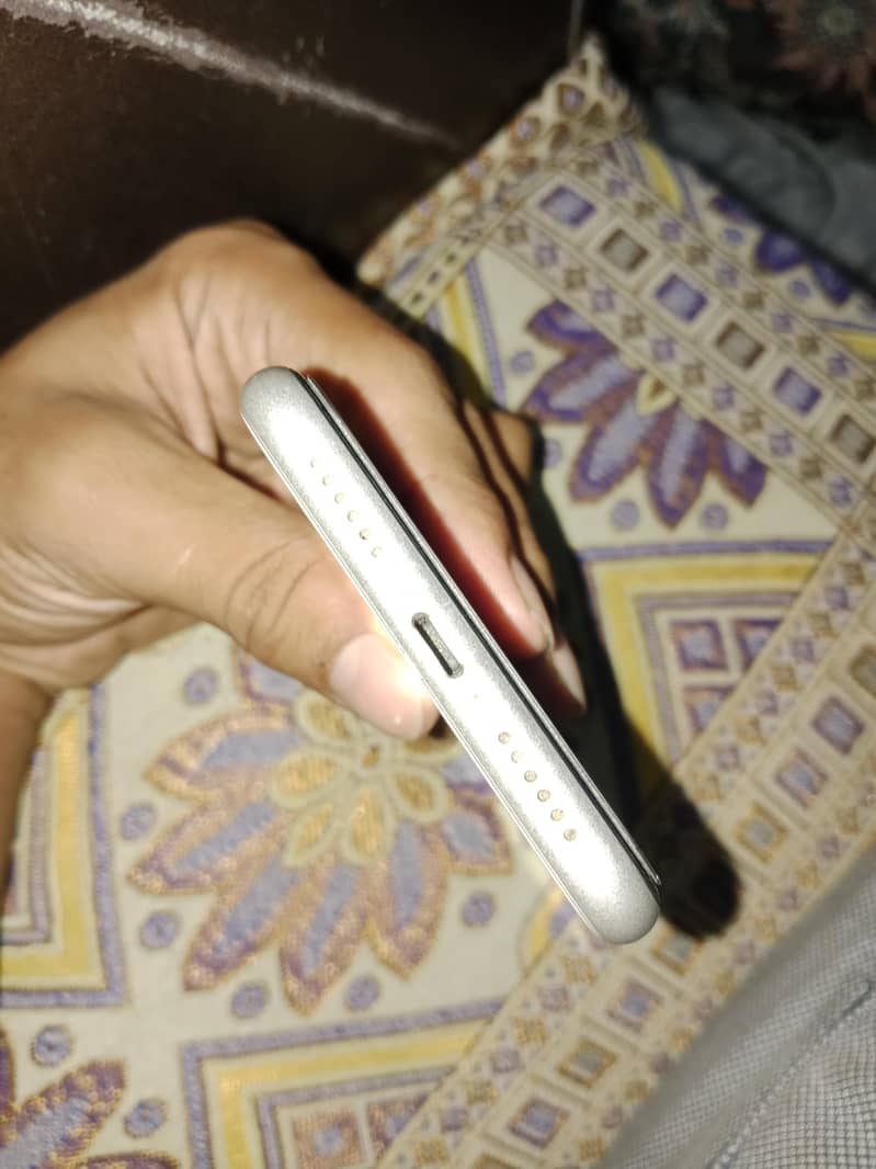 Apple iPhone 11 3