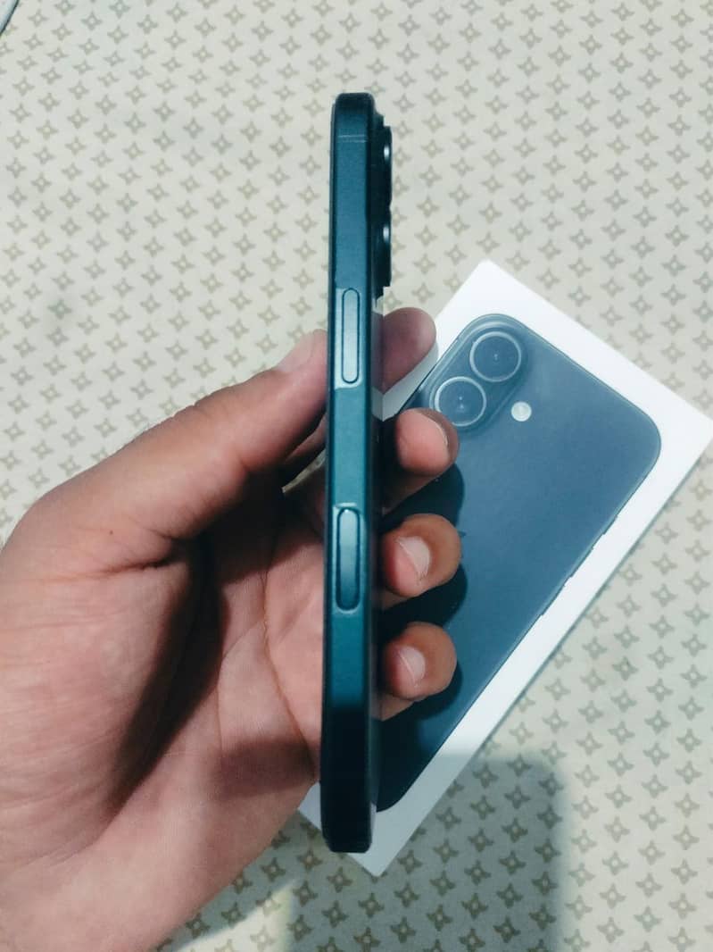 Apple iPhone 16 4