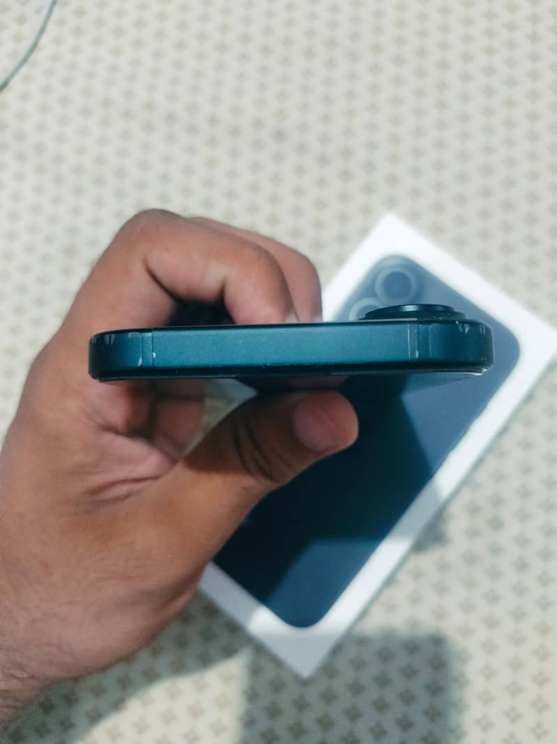 Apple iPhone 16 5
