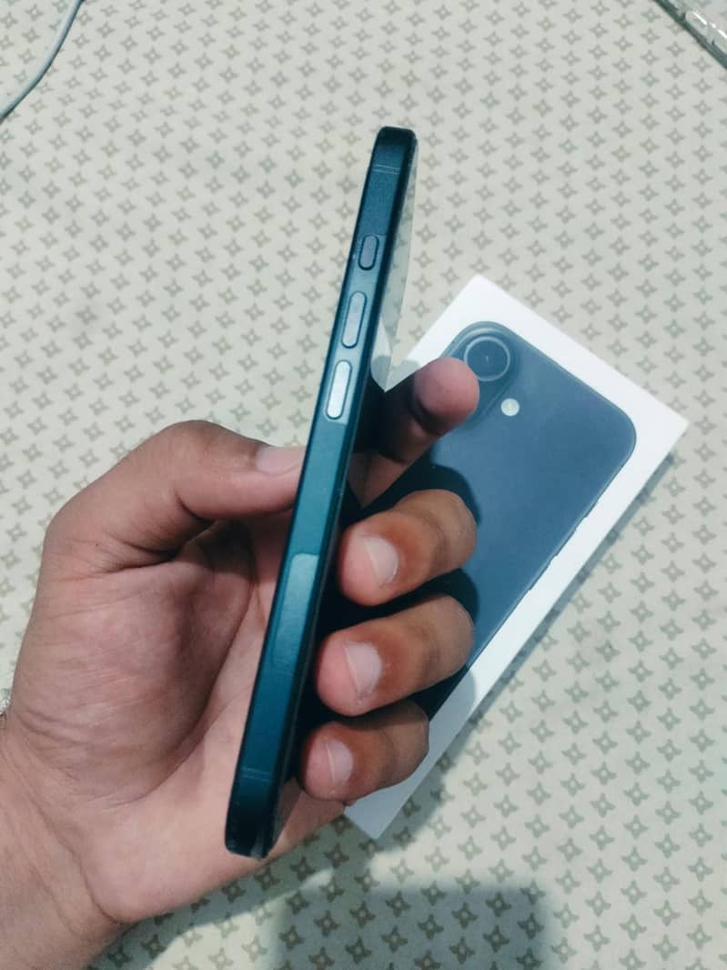 Apple iPhone 16 6
