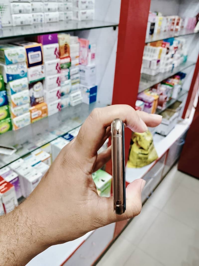Apple iPhone 11 Pro 4