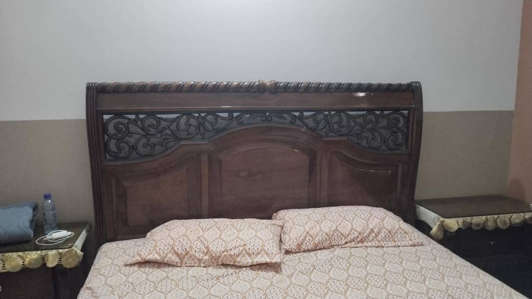 bed side table and dressing 3