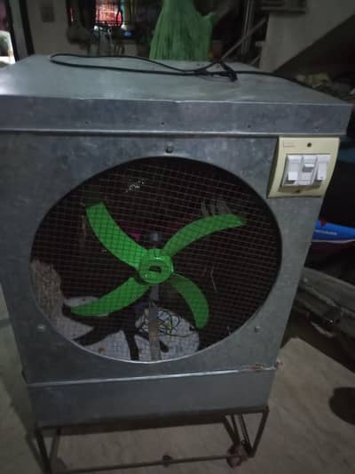 bhi 12valt DC colar ha bijle pa solar pa , battery pa be chalta ha