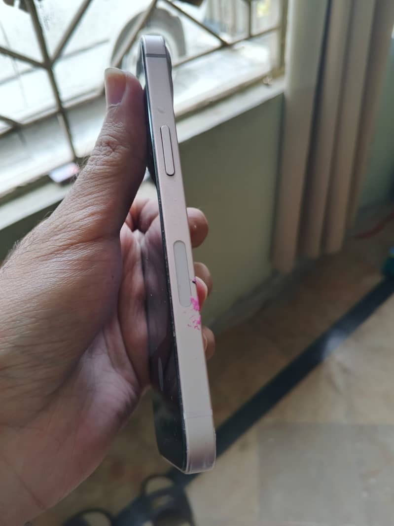 iPhone 13 4