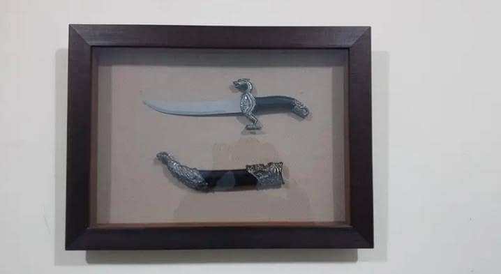 Metal dagger frame 0