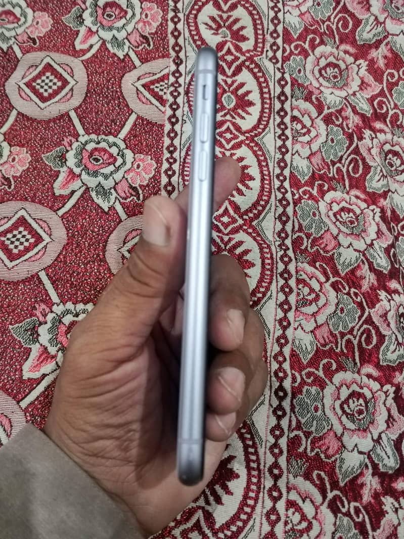 Apple iPhone 11 4