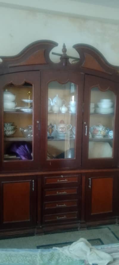 crokary showcase and center table